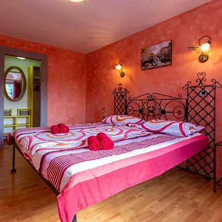 Stunning home in Izola w/ Outdoor swimming pool, Jacuzzi&5 Bedrooms Izola