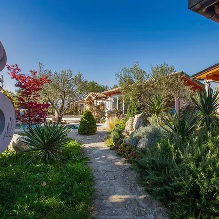 Stunning home in Izola w/ Outdoor swimming pool, Jacuzzi&5 Bedrooms * Izola