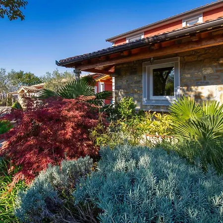 Stunning home in Izola w/ Outdoor swimming pool, Jacuzzi&5 Bedrooms Dom wakacyjny *