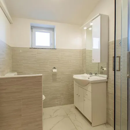 Stunning home in Izola w/ Outdoor swimming pool, Jacuzzi&5 Bedrooms Izola