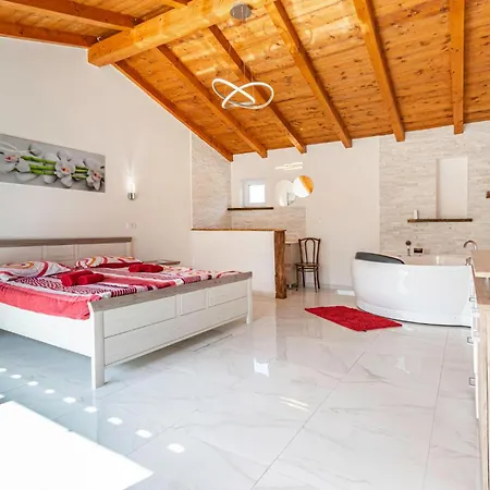 Stunning home in Izola w/ Outdoor swimming pool, Jacuzzi&5 Bedrooms *