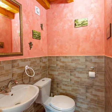 Stunning home in Izola w/ Outdoor swimming pool, Jacuzzi&5 Bedrooms Izola
