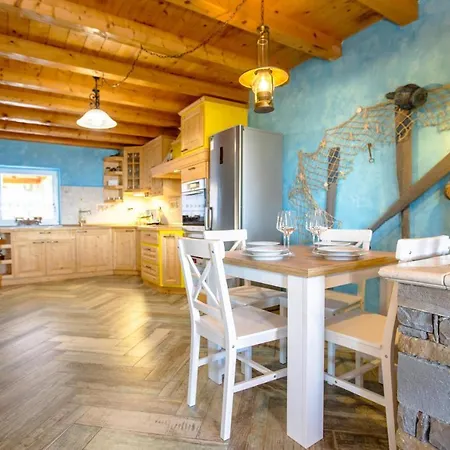 Stunning home in Izola w/ Outdoor swimming pool, Jacuzzi&5 Bedrooms Dom wakacyjny Izola