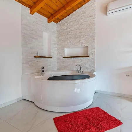 Dom wakacyjny Stunning home in Izola w/ Outdoor swimming pool, Jacuzzi&5 Bedrooms *
