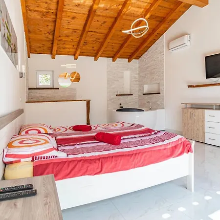 Stunning home in Izola w/ Outdoor swimming pool, Jacuzzi&5 Bedrooms * Izola