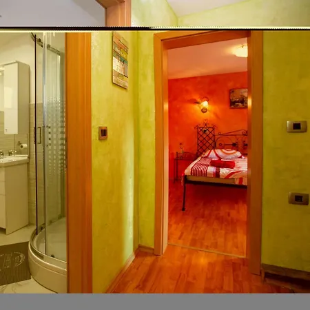 Stunning home in Izola w/ Outdoor swimming pool, Jacuzzi&5 Bedrooms Dom wakacyjny