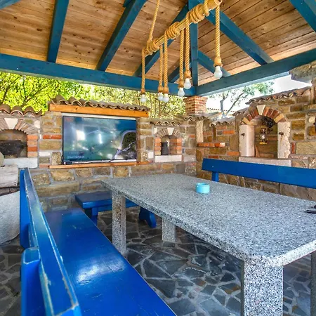 Stunning home in Izola w/ Outdoor swimming pool, Jacuzzi&5 Bedrooms *