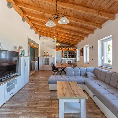 Stunning home in Izola w/ Outdoor swimming pool, Jacuzzi&5 Bedrooms * Izola