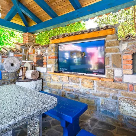 Stunning home in Izola w/ Outdoor swimming pool, Jacuzzi&5 Bedrooms Dom wakacyjny Izola