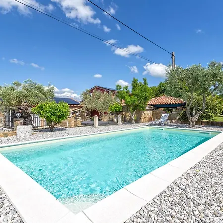 Stunning home in Izola w/ Outdoor swimming pool, Jacuzzi&5 Bedrooms